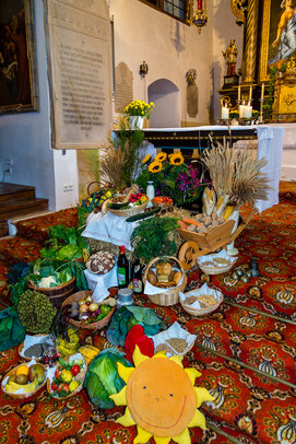 Thumbnail: _JA 24258 Erntedank in Hohenried, Erntedankaltar.jpg